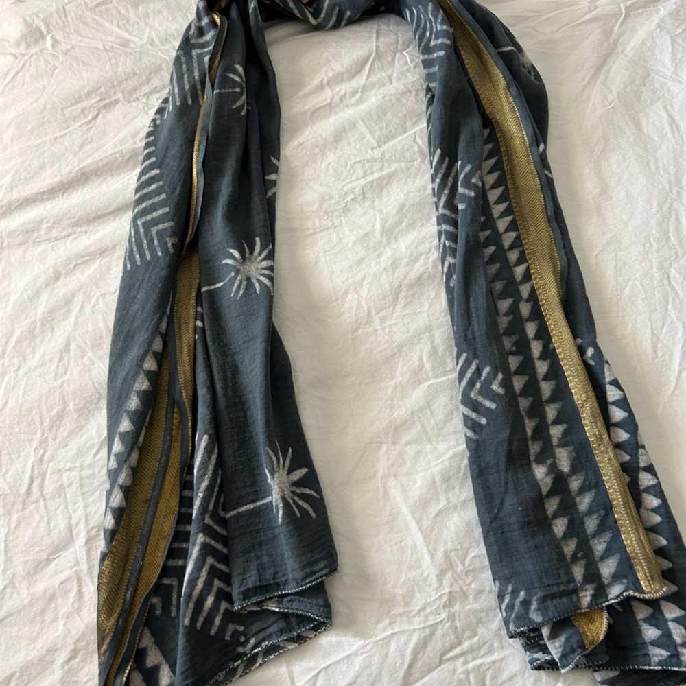 Chic Scarf with Geometric Patterns and Gold Stripes